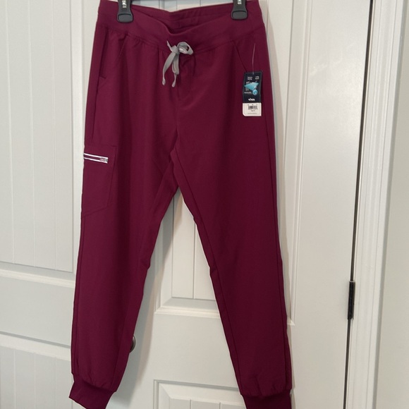 Nurse Scrub Set - Picture 4 of 11